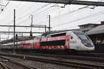 TGV Lyria 4414 mit der Werbung für das Fete des Vignerons, durchfährt den Bahnhof Sissach.