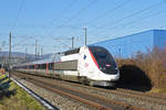 TGV Lyria 4415 fährt Richtung Bahnhof Itingen.