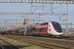 TGV Lyria 4728 durchfährt den Bahnhof Muttenz.