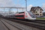 TGV Lyria 4718 durchfährt den Bahnhof Rupperswil.