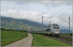Vermehrt werden die TGV Lyria der ersten Generation auch zwischen Lausanne und Paris durch TGV POS ersetzt, hier ist einer auf dem Weg nach Paris zwischen Betonnires und Le Day unterwegs.
11. Oktober 2012