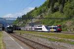 100 JAHRE VALLORBE-FRASNE. Das Jubiläum der besonderen Art wurde vom 14. bis 17. Mai 2015 mit einem grossen Volksfest in der Schweiz und in Frankreich gefeiert. Zu den Hauptattraktionen in Vallorbe gehörte in erster Linie der TGV Lyrya 4402/TGV 384004 Rame Grandes Vitesse, entretenue par les Technicentres SNCF. Es war der 3. April 2007, wo dieser TGV den Geschwindigkeits-Weltrekord auf der Schiene von 574,8 km/h erreichte. Am 16. Mai 2015 kam es sogar noch zu einer einmaligen Begegnung mit dem NPZ bT 5085 29-35-954-1 und einem ehemaligen SBB Pendelzug bestehend aus dem BFe 4/4 1643 + Dr 4 10112 + ABt 1715.
Foto: Walter Ruetsch 
