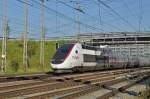 TGV Lyria 4412 durchfährt den Bahnhof Muttenz. Die Aufnahme stammt vom 17.06.2015.