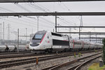 TGV Lyria 4415 durchfährt den Bahnhof Muttenz.
