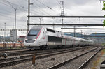 TGV Lyria 4403, durchfährt den Bahnhof Muttenz.
