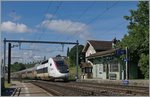 Ländliche Idylle vor den Toren Genfs: Der TGV Lyria 9761 von Paris (07:07 nach Genève 10:16) fährt bei der kleinen Haltestelle Russin vorbei und erreicht in wenigen Minuten Genève.