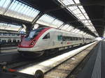 Aufgenommen beim Umsteigen in der Bahnhofshalle von Zürich HB 22.7.17: Der Schweizer Neigezug ICN.