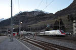 Die fehlende Sonne machte sich langsam durch Kälte bemerkbar, als ein ICN am 07.12.2016 aus dem alten Gotthardtunnel durch Airolo fuhr.