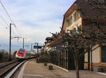 Der SBB ICN Neigezug in (Deutsch) Ligerz / (Französisch) Gléresse. 6.März 2019 