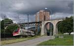 Ein SBB RABe 500 neigt sich kurz nach der Abfahrt in Grenchen Süd und vor dem Hintergrund des BLS / MLB Mösli Viadukts Biel/Bienne entgegen.