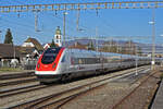 ICN 500 026  Alfred Escher  durchfährt den Bahnhof Rupperswil.