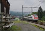 Ein SBB ICN RABe 500 ist als IC51 von Biel/Bienne nach Basel unterwegs und erreicht den Bahnhof von Grenchen Nord.