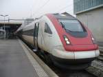 SBB - Fraontpartie mit dem 2 Kl.Steuerwagen des ICN Jeanne Hersch im Bahnhof von Biel / Bienne am 29.12.2007