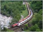 Beim Verlassen des Travitunnel (unterer Kehrtunnel in der Biaschina) begegnete TEC41051 dem ICN674. (03.06.2010)