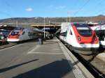 SBB - Einfahrender ICN Adolf Wlfli nach Zrich (Gleis 3)und ICN Henry Dunant (Gleis 2) nach Basel im Bahnhof Biel/Bienne am 15.01.2011