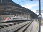 Doppeltraktion ICN (500 020, vordere Einheit, und 500 030) mit Entlastungszug IC 10827 in Visp, 12.02.2011.