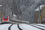 Ein ICN auf der letzten Steigung vor dem Bahnhof Göschenen,Bild vom Perron aus gemacht,10.12.2014