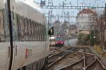 Whrend der ICN RABDe500 025  Xavier Stockmar  langsam und neigend den Bahnhof Neuchatel verlsst, wartet der Domino auf die Einfahrt auf dem Nebengleis.