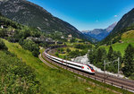 Ein RABDe 500 durchfährt als ICN 680 (Lugano - Luzern - Basel SBB), die Wattinger Kurve bei Wassen.