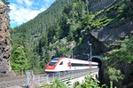 Ein ICN (RABDe 500) befährt nach dem Leggistein-Kehrtunnel die Obere Meienreussbrücke und wird nach ein paar Minuten weiterer Fahrt im Gotthardtunnel entschwinden.