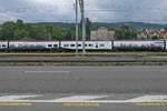 Auf den Wagen 6 und 7 von RABe 501 004-2 sind die Silhouette von den Bergen Chrüzlistock und den im Gotthardmassiv liegenden Piz Vatgira und Pizzo dell'Uomo sowie die Orte Sedrun, Fadio und Bodio