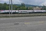 Auf Wagen 4 von RABe 501 004-2 ist die Skyline von Zürich und auf Wagen 5 folgt die Silhouette der Vorläufer des Gotthardmassivs sowie die Orte Erstfeld und Amsteg am bzw. über dem Gotthard-Basistunnel. Aufnahme entstand in Rorschach am 24.08.2018.

Die jeweilige Beklebung der Einzelwagen hat bereits Herbert fotografiert und hier hochgeladen.