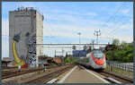 Am schön gestalteten Getreidesilo vorbei rollt ein Giruno durch den Bahnhof Horgen Oberdorf. (29.04.2022)