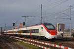 RABe 501 001-8 Giruno durchfährt am 02.01.2023 den Bahnhof Muttenz.