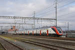 RABe 502 211-1 durchfährt den Bahnhof Muttenz.