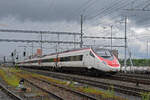 ETR 503 011-3 durchfährt am 08.05.2023 den Bahnhof Muttenz.