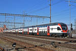 RABe 511 017 durchfährt den Bahnhof Muttenz.