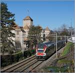 Der SBB  KISS  RABe 511 036 als RE auf der Fahrt nach St-Maurice beim Château de Chillon.