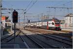 Der SBB RABe 511 028 verlässt als S3 nach Allaman den Bahnhof von Renens VD.