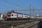 RABe 511 015 KISS durchfährt den Bahnhof Pratteln.