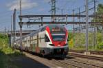 RABe 511 121 durchfährt den Bahnhof Muttenz.