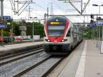 SBB - Triebzug RABe 511 101 bei der einfahrt in den Bahnhof von Nyon am 06.05.2015