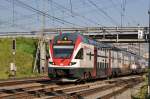 RABe 511 019 durchfährt den Bahnhof Muttenz.