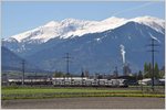 RE4869 nach Chur bei Zizers: Im Hintergrund der immer noch stark verschneite Dreibündenstein.