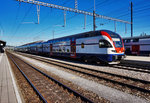 RABe 511 046 hält als RE 5063 (Zürich HB - Chur), im Bahnhof Pfäffikon SZ.