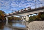 Vor Schäfchenwolken und hinter der Fotowolke zeigt sich RABe 511 124 auf der Aarebrücke der Neubaustrecke vor Aarburg.