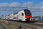 RABe 512 013-9 KISS durchfährt am 23.02.2024 den Bahnhof Muttenz.