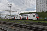 RABe 512 023-8 KISS durchfährt am 18.04.2024 den Bahnhof Pratteln.