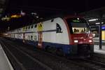 RABe 514 021-5 wartet nach getaner Arbeit spät in der Nacht auf den 12.05.2018 in Baden vor der Kulisse der Ruine Stein darauf, ins Nachtlager zu fahren.