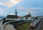 Rüschlikon am Zürichsee, an der alten Doppelspur dem See entlang. Die zweite Doppelspur verläuft im Tunnel (Zürich Wiedikon - Thalwil, Zimmerbergtunnel). Eine S24 nach Zug ist soeben durchgefahren, hinten Triebzug 514 013. 6.Februar 2023