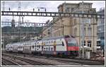 514 018-1 vor dem Gebude, das wegen des Bahnhofausbaus verschoben werden muss.