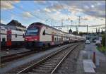 <U>150 Jahre Hochrheinbahn.</U>

Sogar die Züricher S-Bahn befährt die Gleise der DB, wagt sich aber nicht auf deutsches Staatsgebiet. 514 026-7 von Herrliberg nach Tayngen hat Vorrang vor V100 2335 mit ihrem Eilzug. Oktober 2013.