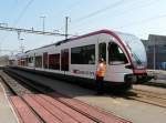 SBB - Triebzug RABe 520 011-8 im Bahnhof Suhr bekommt soeben den Abfahrtsbefehl mit winken der Kelle am 09.04.2009