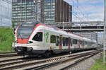 RABe 521 018, auf der S1, fährt beim Bahnhof Muttenz ein.