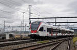 RABe 523 006, auf der S3, fährt zum Bahnhof Muttenz.