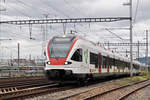 RABe 521 001, auf der S3, fährt zum Bahnhof Muttenz.